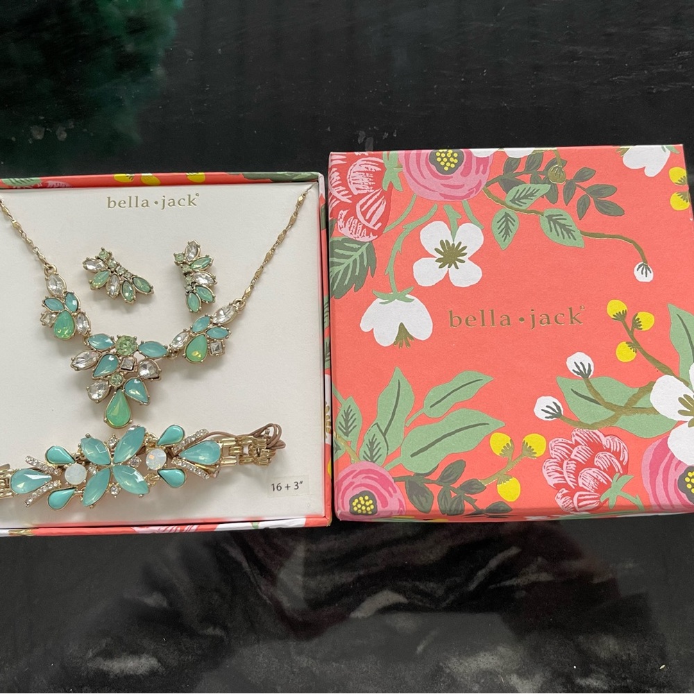 Necklace, earrings and bracelet